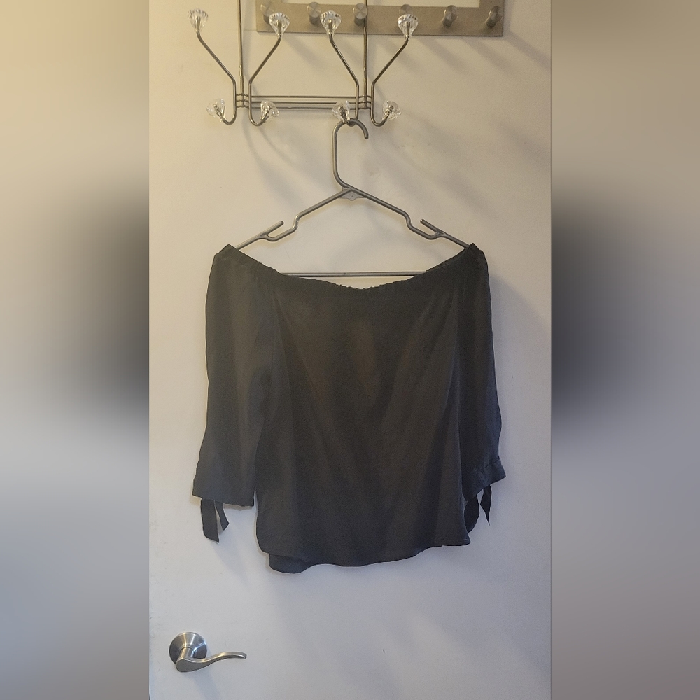 Beautiful black silk blouse off / on shoulders puff sleeves Aritzia Club Monaco